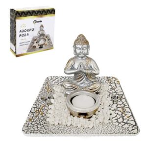 Adorno decorativo com figura de Buda sentado em posição de meditação, acompanhado por suporte para vela e pedras brancas decorativas.
