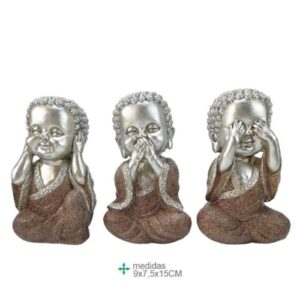 Conjunto esotérico decorativo com figuras de Buda em resina representando o Cego, Surdo e Mudo sobre fundo neutro.