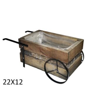 Caixa decorativa em madeira em forma de carroça, cor natural, com detalhes rústicos, ideal para arranjos florais