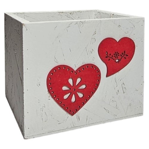 Caixa decorativa retangular em madeira com corações vermelhos num fundo natural