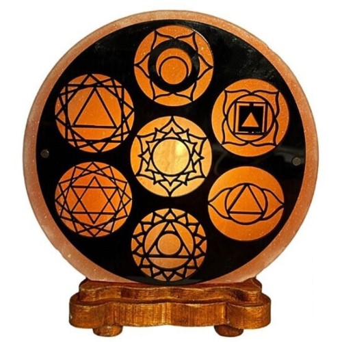 Candeeiro de Sal dos Himalaias com símbolos dos 7 Chakras, posicionado sobre base de madeira.