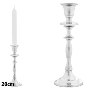 Castiçal prateado em metal com design clássico, próprio para velas de 20cm, sobre superfície clara.