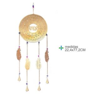 Espanta Espíritos em metal com design delicado e a palavra 'Amor' ao centro, em tom metálico natural, decorativo e esotérico.