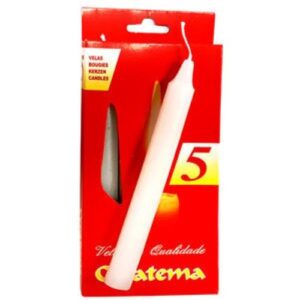 Pack com 6 velas brancas de estearina alinhadas sobre fundo branco