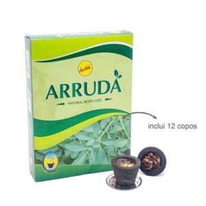 Doze copos de carvão cheios de resina natural de arruda para incenso, dispostos lado a lado sobre fundo claro.