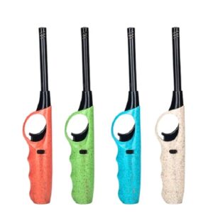Isqueiro longo recarregável disponível em várias cores, com corpo ergonómico e ponta para acender fácilmente