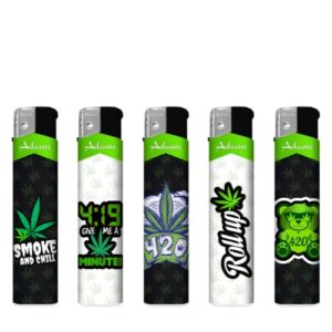 Conjunto de isqueiros elétricos recarregáveis com decoração em tema canábico, compactos e modernos.