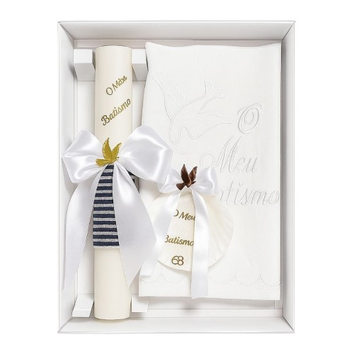 Conjunto de batismo com vela quadrada decorada, toalha branca bordada e concha, com detalhes em azul e laços elegantes.