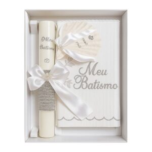 Kit de batismo com vela decorada redonda, toalha bordada e concha em cinza e branco
