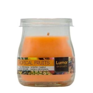 Vela aromática em copo de vidro com fragrância de frutos tropicais, numa decoração simples e elegante.