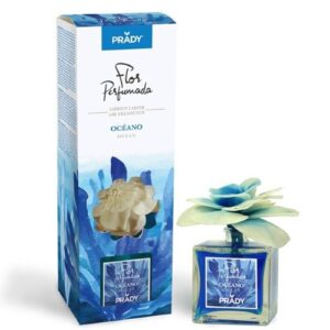 Frasco do ambientador Mikado Prady Flor Perfumada Oceano com varetas difusoras em fundo neutro