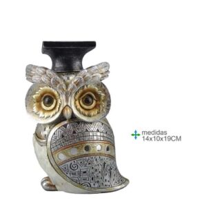 Mocho decorativo em resina com detalhes gravados, em tons neutros, sobre superfície clara