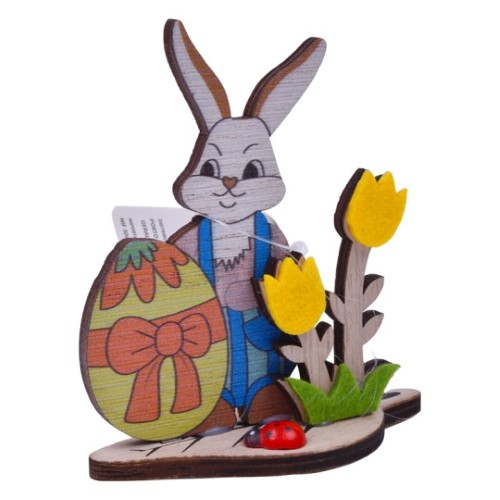 Decoração de Páscoa em madeira com coelho, ovo colorido e flores amarelas, num tom alegre e festivo