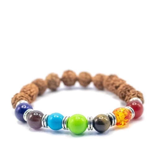 Pulseira esotérica com contas castanhas Rudraksha e pedras coloridas representando os sete chakras.