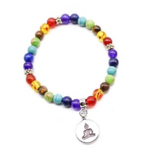 Pulseira colorida com pedras semipreciosas representando os 7 chakras e pingente em forma de Buda