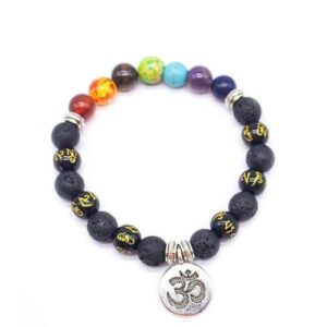 Pulseira com contas coloridas dos 7 chakras, pedras vulcânicas pretas, símbolos dourados e pingente OM dourado.