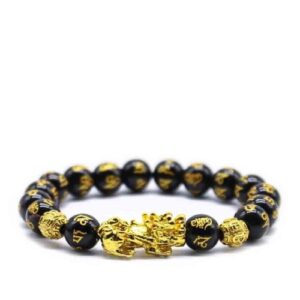 Pulseira com contas pretas de 8mm e símbolo Pixiu dourado ao centro, elegante e espiritual
