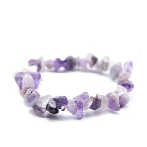 Pulseira esotérica com pedras chip de ametista em diferentes tons de roxo, dispostas num cordão elegante