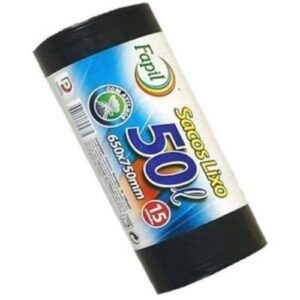 Pacote com 15 sacos para lixo de cor preta, cada um com capacidade para 50 litros, ideais para uso doméstico.