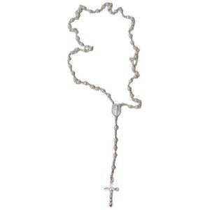Terço religioso com contas em forma de pérolas brancas e crucifixo detalhado, ideal para rezar e meditar.