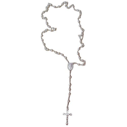 Terço religioso com contas em forma de pérolas brancas e crucifixo detalhado, ideal para rezar e meditar.