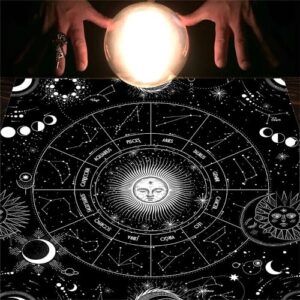 Toalha de Tarot com fundo escuro decorada com constelações zodiacais em padrão harmonioso