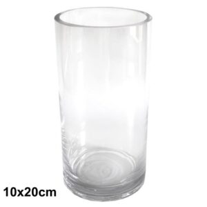 Jarra em vidro transparente com design simples e elegante, ideal para arranjos florais.