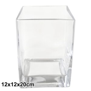 Jarra em vidro transparente com design simples e elegante sobre superfície clara