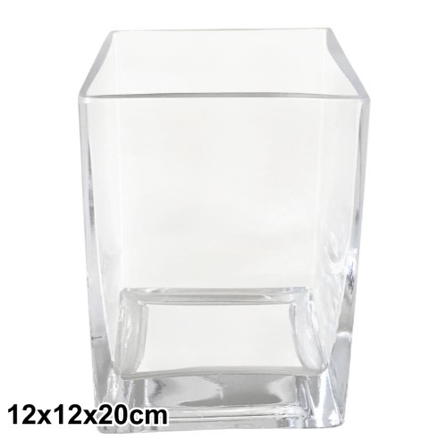 Jarra em vidro transparente com design simples e elegante sobre superfície clara