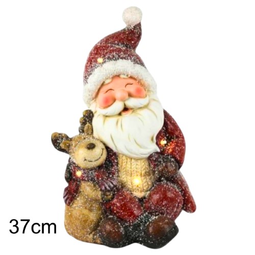 Decoração natalícia com figura de Pai Natal e rena iluminada por pequenas luzes LED