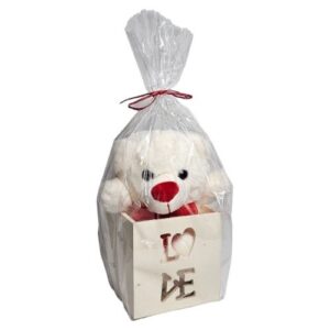 Caixa de madeira com urso de peluche branco
