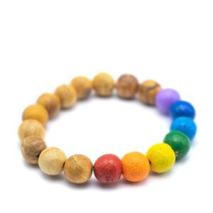 Pulseira de Pau Santo com contas coloridas representando os 7 Chakras