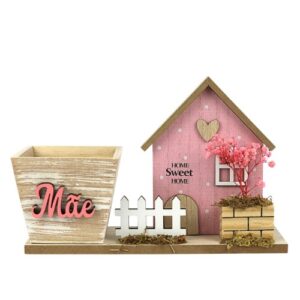 Casa rosa em madeira com vaso decorativo para mãe
