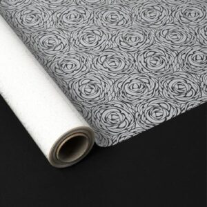 Rolo de celofane decorado com padrão de rosas em branco