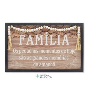 Quadro em MDF 48x30cm com a palavra Família e design decorativo