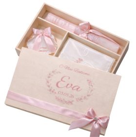 Kit de Batismo com Vela Decorada, Toalha e Concha em Rosa