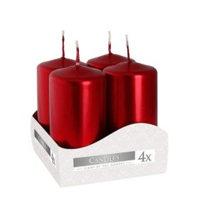 Pack com 4 velas decorativas em vermelho metalizado, de formato cilindrico e tamanho compacto.